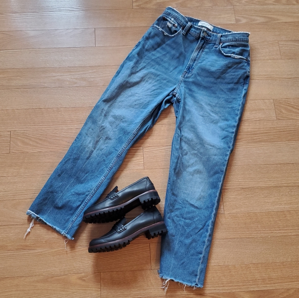 Abercrombie & Fitch High-Rise Straight Jeans in Medium Blue
